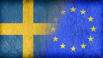 otomontage av svensk flagga och EU-flagga för att illustrera Sverige och EU eller Sveriges EU-medlemskap.