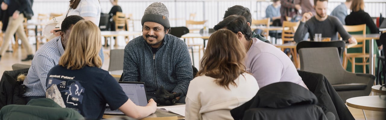 Internationella studenter på campus.