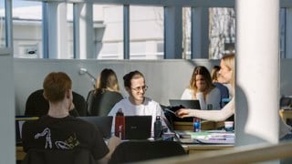Umeå Universitet, Samhällsvetarhuset. Studenter pluggar.