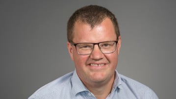 Tobias Svanström, professor vid Handelshögskolan vid Umeå universitet, enheten för Företagsekonomi, Redovisning/finansiering. Han installerades som professor vid Årshögtiden 2018.