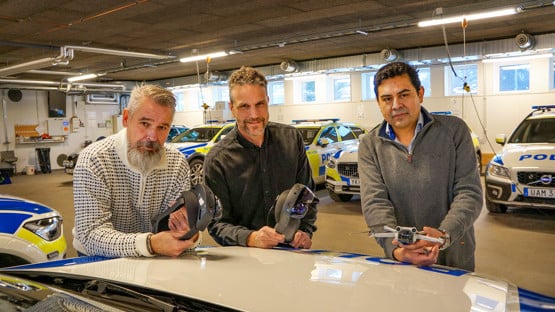 Tre personer står med Holo Lens och drönare vid en polisbil. Det är Anders Schogster och Jonas Hansson från enheten för polisutbildningen och Juan Carlos Nieves Sanchez, universitetslektor i datavetenskap.