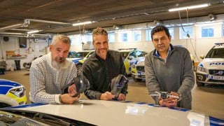 Tre personer står med Holo Lens och drönare vid en polisbil. Det är Anders Schogster och Jonas Hansson från enheten för polisutbildningen och Juan Carlos Nieves Sanchez, universitetslektor i datavetenskap.