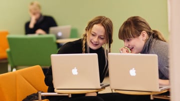 Studenter på campus.
