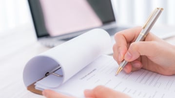 Genrebild som visar på en multipel choice fråga, där en person med en penna i handen kan kryssa A, B eller C som svaralternativ. För att illustrera enkäter, mätningar, utvärdering.