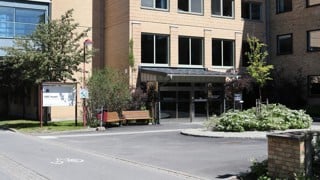 Main entrance to the KBC building and KBC Service Centre