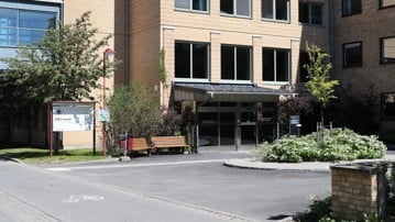 Main entrance to the KBC building and KBC Service Centre