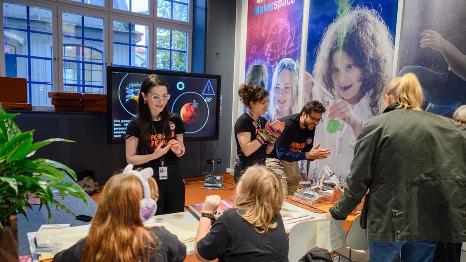 Merve, Zoe and Alef at the booth at ForskarFredag