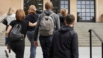 Skolelever går uppför trappa.