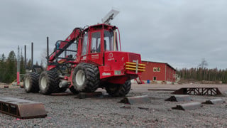 Konceptskotaren Xt28 på hinderbana uppställd på Skogforsk Troëdsson Forestry Teleoperation Lab. Skogsmaskinen väger 16 ton, har 6 hjul på hydraulstyrda pendelarmar och två styrda midjeleder. Detta ger fordonet stor rörelsefrihet i svår terräng men gör fordonet mer utmanande att styra än en konventionell skotare.