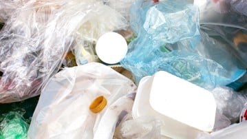 Avfall av plast från sopkärl