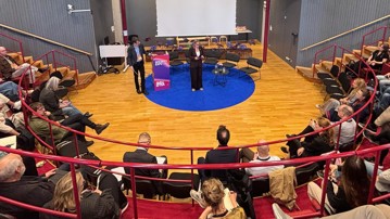 Vicerektor Thomas Olofsson och kommunalråd Evelina Fahlesson.