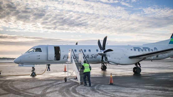 Flygtrafik. Flygplan på Umeå flygplats.