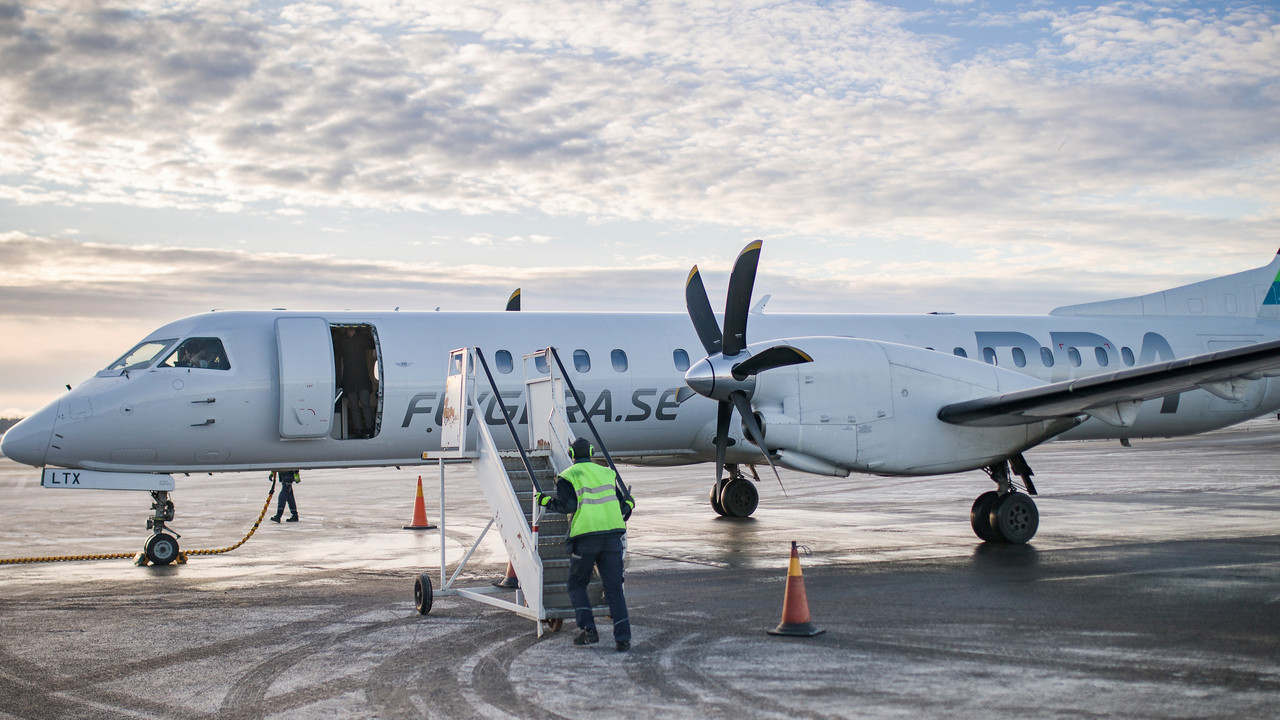 Flygtrafik. Flygplan på Umeå flygplats.