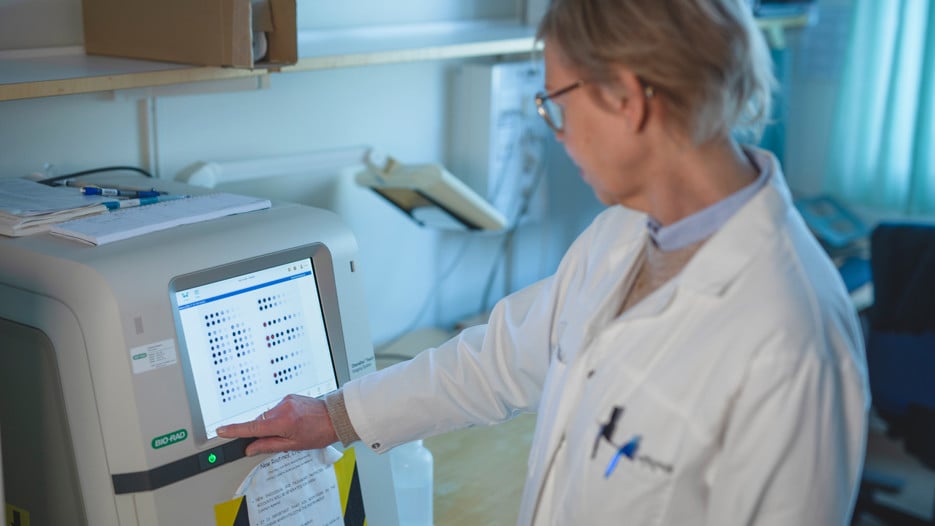 : Helena Alstermark vid Chemidoc-maskinen som detekterar och visualiserar kemiluminiscensen från dot blot-membranet med prover.
