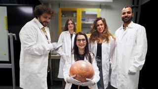 Rymdlabbet i KBCs källare består hösten 2025 av postdoktor Alef dos Santos, studentassistenten Frida Folkesson Ragnebrandt, doktorand Zoe Asimaki, postdoktor Surendra Vikram Singh och gruppledare Merve Yeşilbaş. Tillsammans letar de efter biosignaturer på planeten Mars. 

The space lab in the cellar of KBC cellar consists of postdoc Alef dos Santos, student assistant Frida Folkesson Ragnebrandt, PhD student Zoe Asimaki, postdoc Surendra Vikram Singh, and group leader Merve Yeşilbaş. Together, they are searching for biosignatures on Mars.