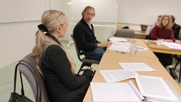 Madelen Johansson och David Sjögren sitter vid ett bord och diskuterar.