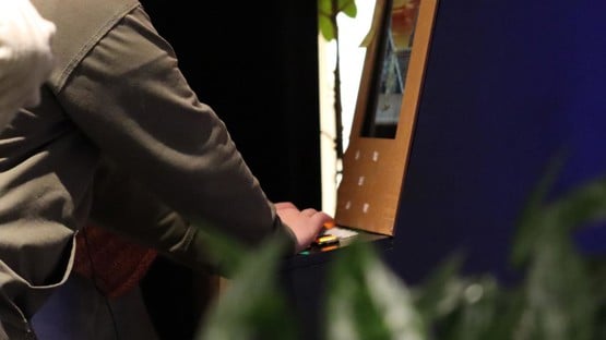 En man och en kvinna som spelar ett videospel.