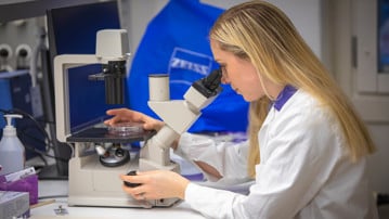 Elin Kindstedt, anknuten som tandläkare till Institutionen för odontologi, enheten för Tandläkarutbildningen. Anknuten som övrig/annan befattning till Wallenberg centrum för molekylär medicin vid Umeå universitet (WCMM)