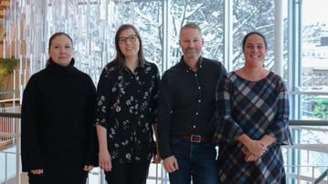 Från vänster: Louise Lindbäck, projektkoordinator, Annasara Lenman, the National Doctoral Programme in Infections and Antimicrobials, NDPIA. 
Fredrik Almqvist, föreståndare för Umeå Centre for Microbial Research, UCMR, och Marta Bally, Nationella forskarskolan i virusinfektioner och pandemier, NDP-VIP.