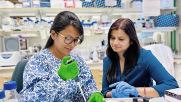 Sandhya Malla och Kanchan Kumari i Aguilo labb på Institutionen för molekylärbiologi.