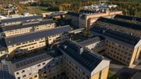 solceller installerade på tak på campus