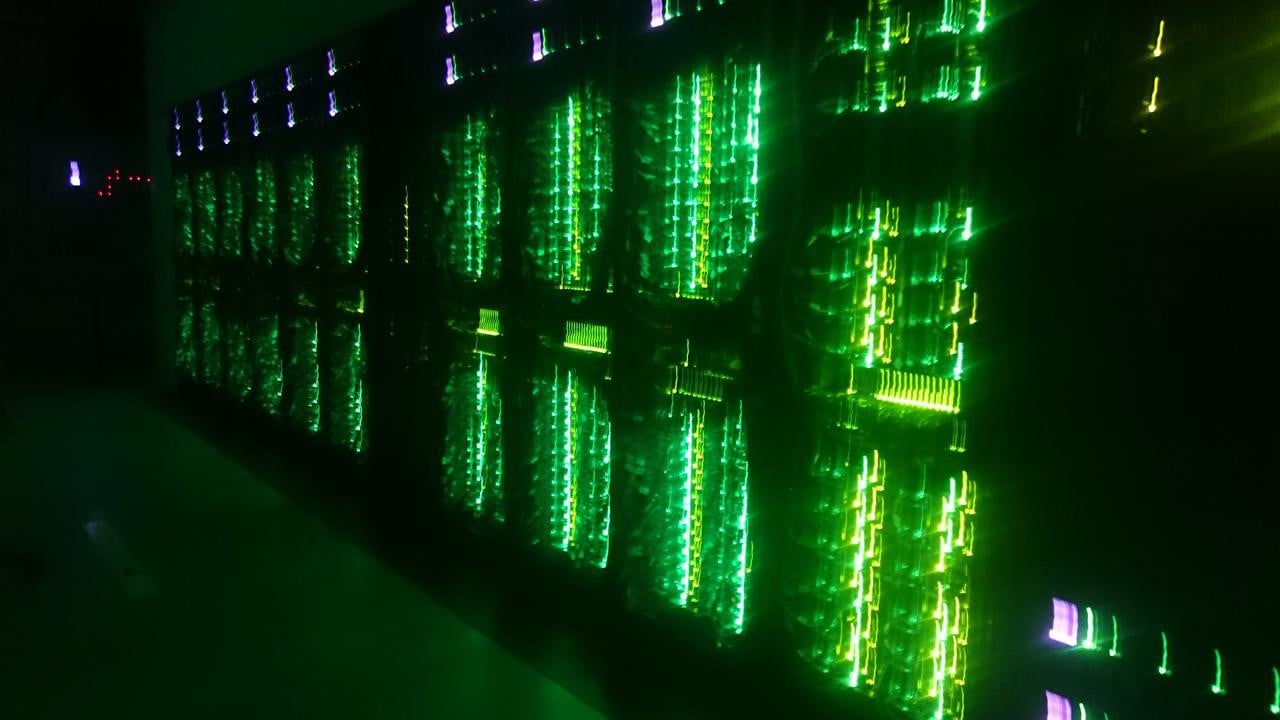 Superdatorn kebnekaise i ett grönt skimmer