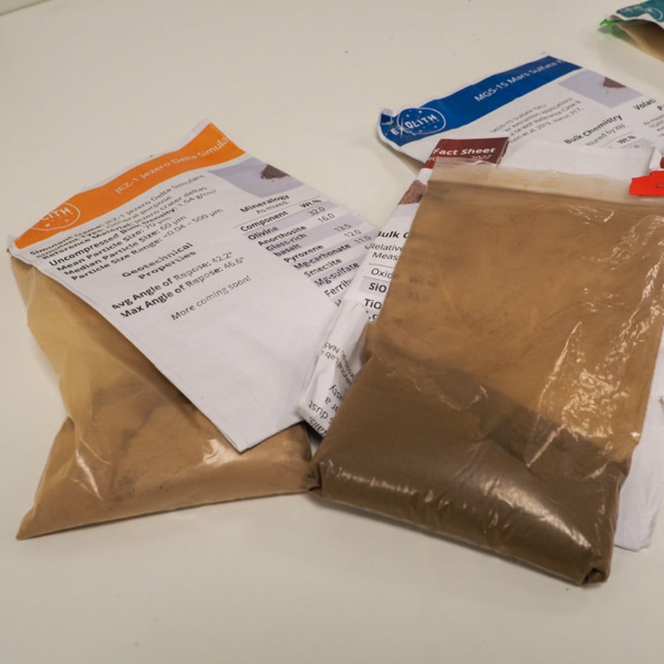 Regolith mixture based in the geochemical composition of Mars, which Alef dos Santos uses for his simulated Mars experiments.Regolitblandning baserad på Mars geokemiska sammansättning, som Alef dos Santos använder för sina simulerade Marsexperiment.
