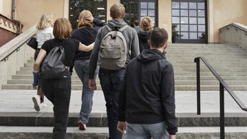 Skolelever går uppför trappa.