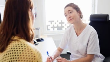 Läkare och patient på vårdcentral