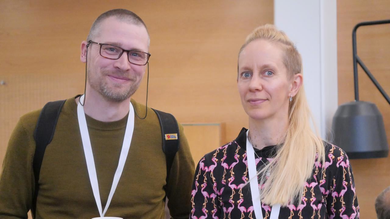 Peter Ström och Hanna Söderlund står bredvid varandra och tittar in i kameran.