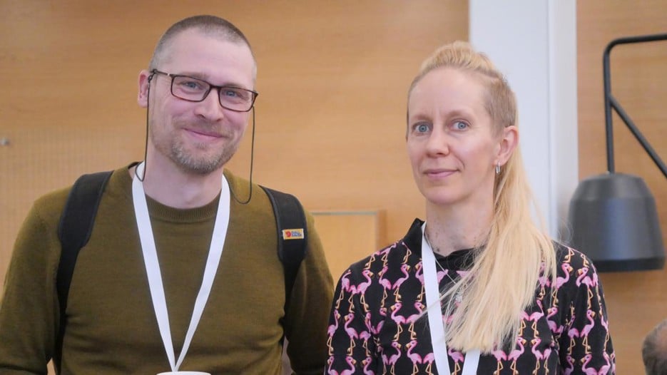 Peter Ström och Hanna Söderlund står bredvid varandra och tittar in i kameran.