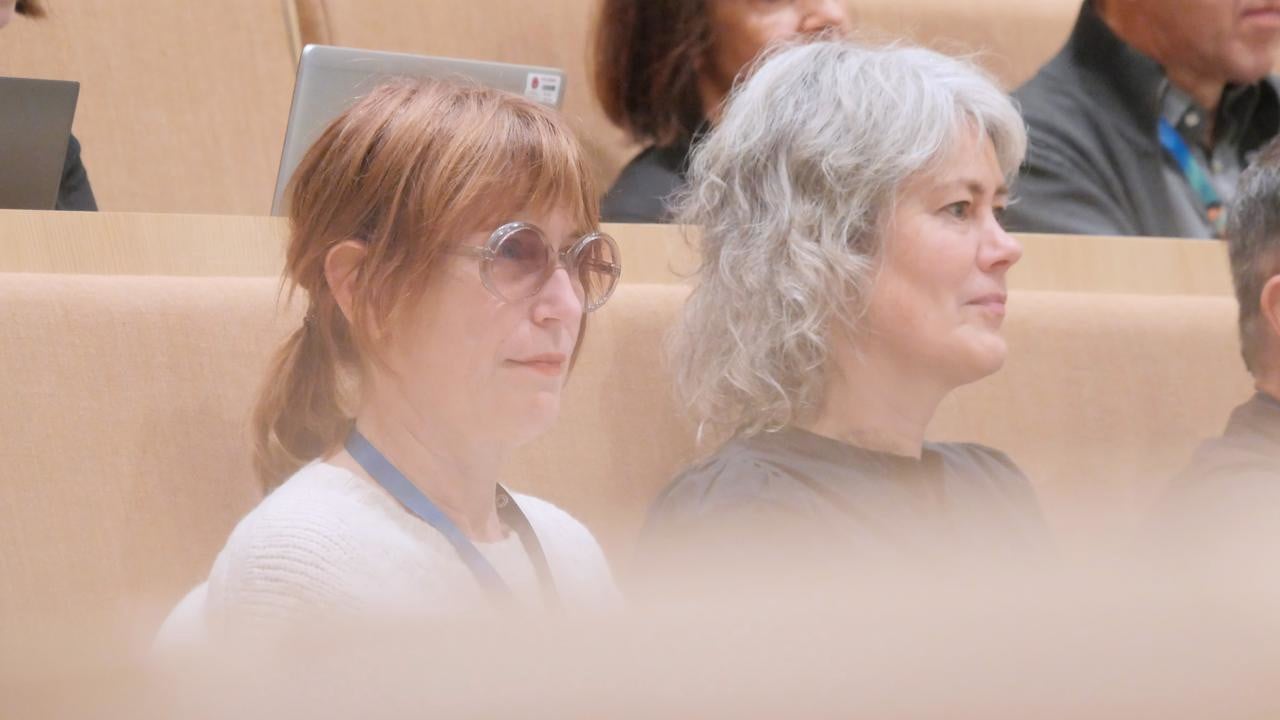 En grupp människor som sitter bredvid varandra.