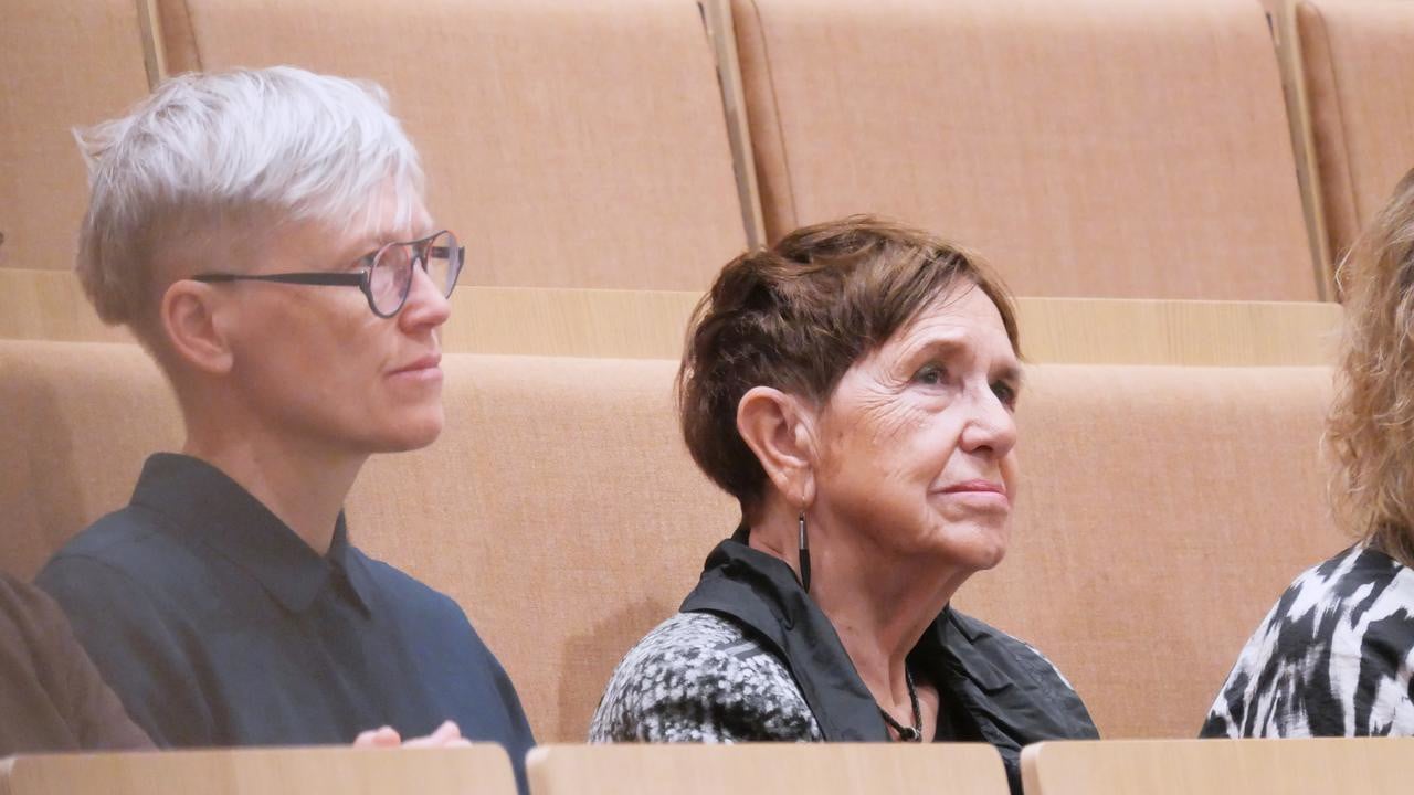 En grupp människor som sitter bredvid varandra i en föreläsningssal.