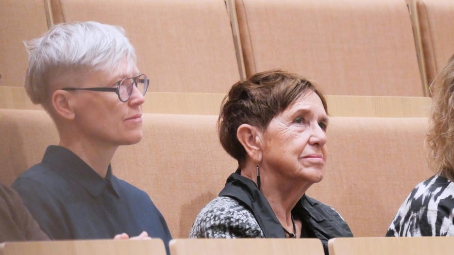 En grupp människor som sitter bredvid varandra i en föreläsningssal.