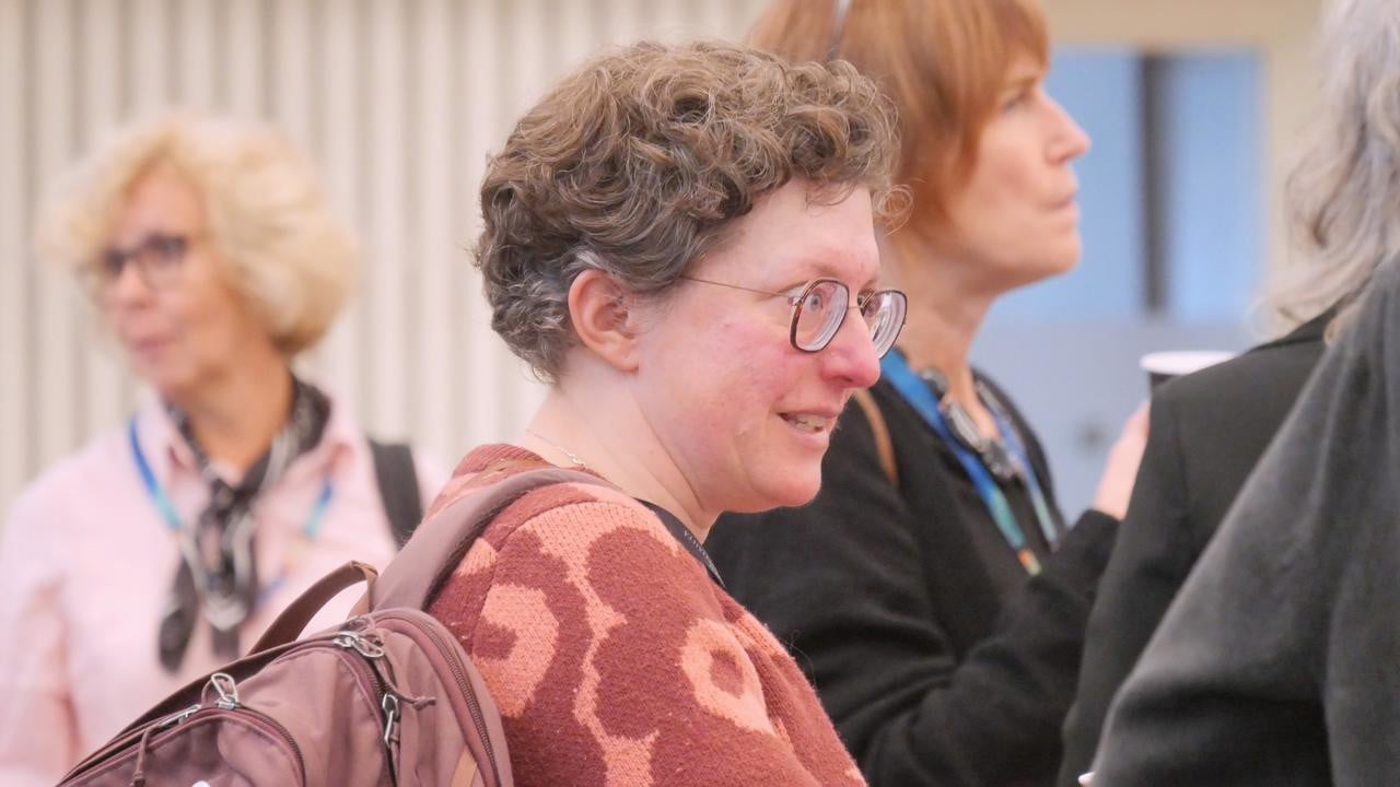 En grupp kvinnor som står bredvid varandra.