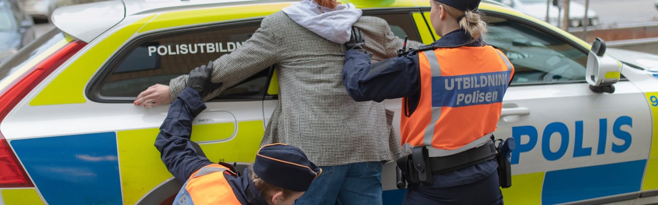 Polisutbildningen. Polisstudenter övar gripande. Medverkandeavtal finns.