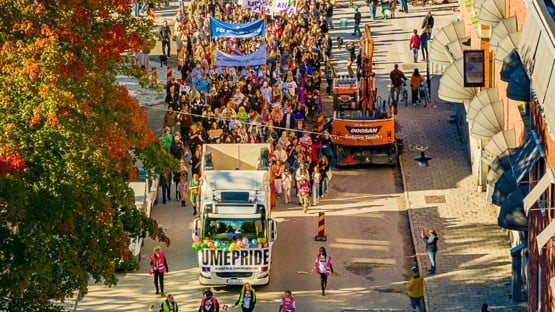 Pridetåget i Umeå 2024, där Umeå universitet gick med för första gången.