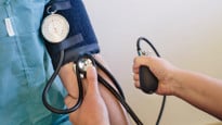 Kollar blodtrycket på en patient
