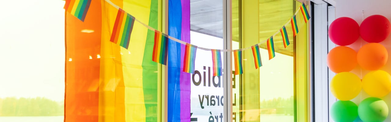 Pride-utställning i biblioteket på Konstnärligt campus