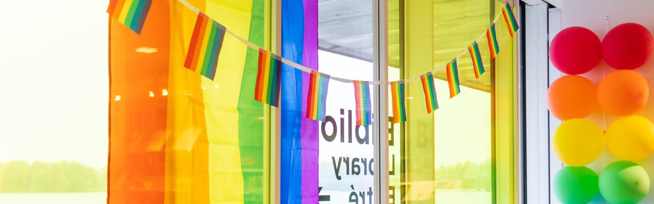 Pride-utställning i biblioteket på Konstnärligt campus