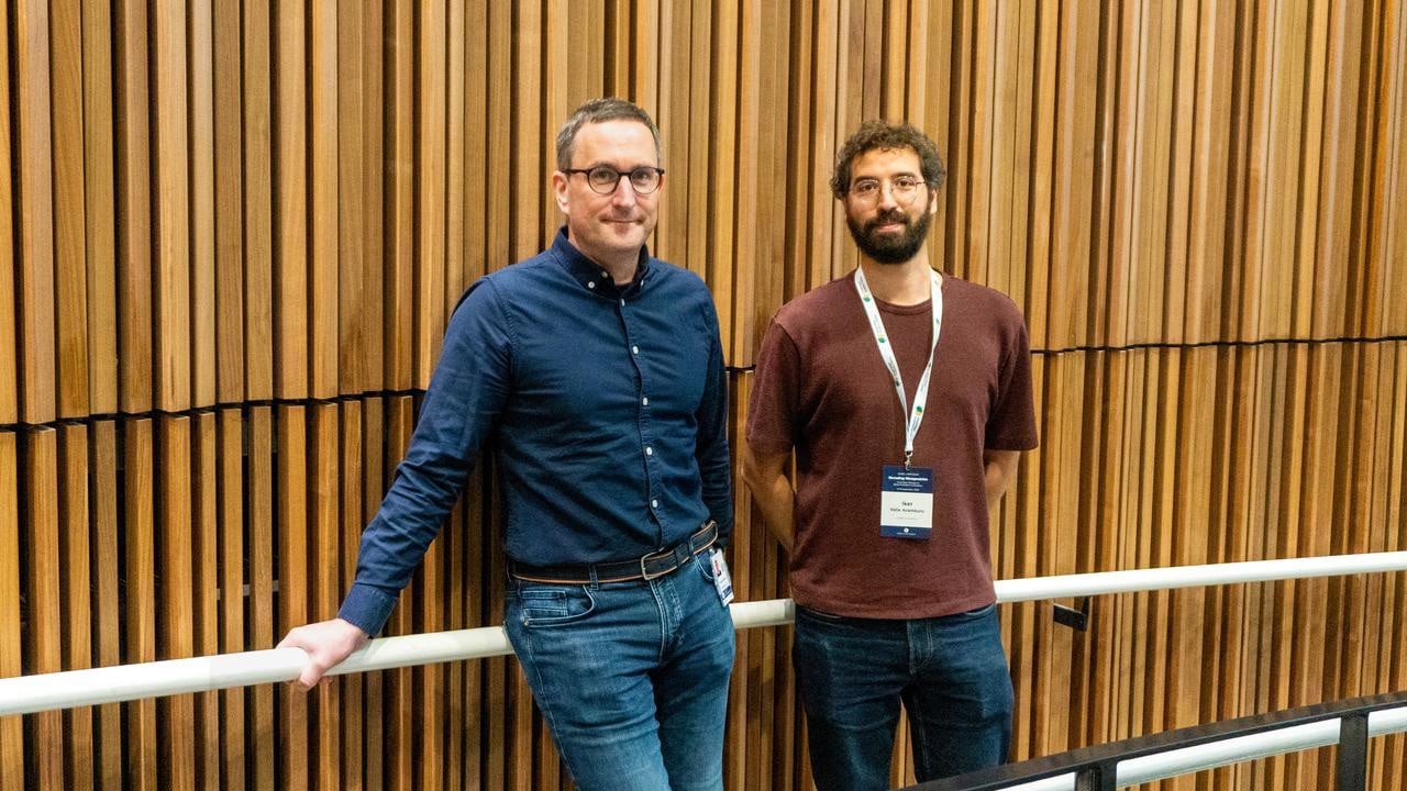 Stephan Wenkel och Iker Valle Aramburu forskar båda om mikroproteiner, Stephan i växter och Iker inom immunförsvar och samspel mellan värdar och mikroorganismer. Tillsammans arrangerade de Nobelsymposiet om mikroproteiner vid Umeå universitet i september 2026.