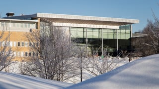 Lindellhallen, vårvinter. Campus Umeå den 7 mars 2017.