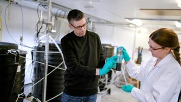 Forskaren Erik Björn tillsammans med laboratorieingenjör Martina Jeuthe vid mesokosmanläggningen på Umeå marina forskningscentrum / Researcher Erik Björn and laboratory engineer Martina Jeuthe in the mesocosm facility at Umeå Marine Sciences Centre <br/><br/><br/>Bild på Erik Björn i labbet till artikeln i Tänk 2017.