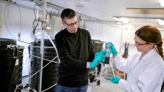 Forskaren Erik Björn tillsammans med laboratorieingenjör Martina Jeuthe vid mesokosmanläggningen på Umeå marina forskningscentrum / Researcher Erik Björn and laboratory engineer Martina Jeuthe in the mesocosm facility at Umeå Marine Sciences Centre <br/><br/><br/>Bild på Erik Björn i labbet till artikeln i Tänk 2017.