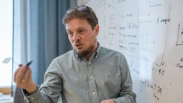 Professor vid Institutionen för matematik och matematisk statistik<br/>Anknuten som övrig/annan befattning till Företagsforskarskolan för samverkan och innovation