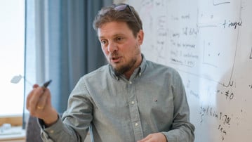 Professor vid Institutionen för matematik och matematisk statistik<br/>Anknuten som övrig/annan befattning till Företagsforskarskolan för samverkan och innovation