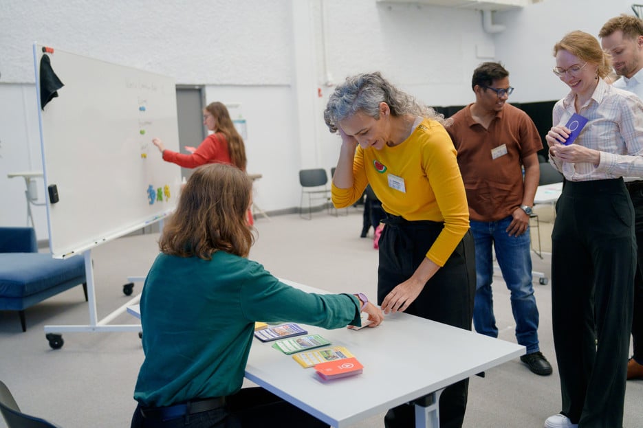 Spelarna köar för att få igenom sina projekt som påverkar världens ekonomi, miljö och sociala välstånd.