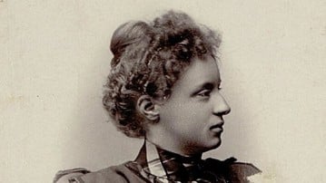 Svartvitt porträttfoto av Frida Åslund.