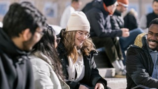 Internationella studenter på campus.