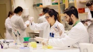 Studenter på Biomedicinsk Analytiker-programmet labbar.